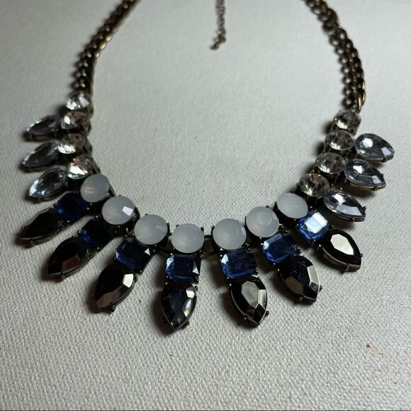 Statement necklace with gems and chain - Picture 4 of 9